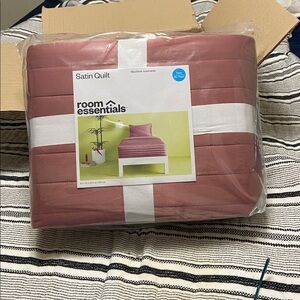 Room Essentials Satin Quilt in Pink and White